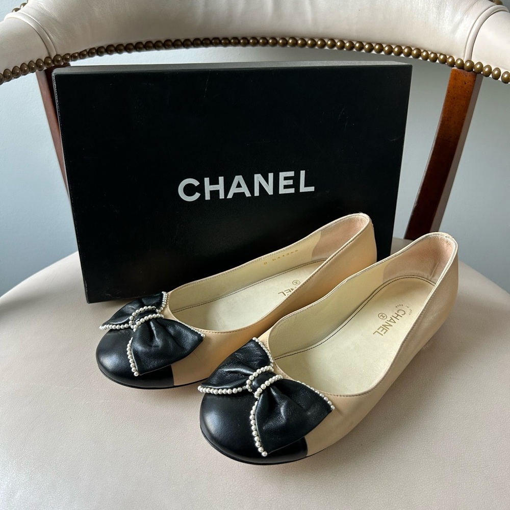 Chanel beige and black lambskin leather bow pearl flats